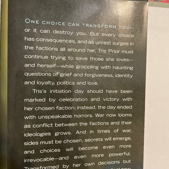 Suspects A novel by Danielle Steel and INSURGENT by Veronica Roth - Picture 7 of 8